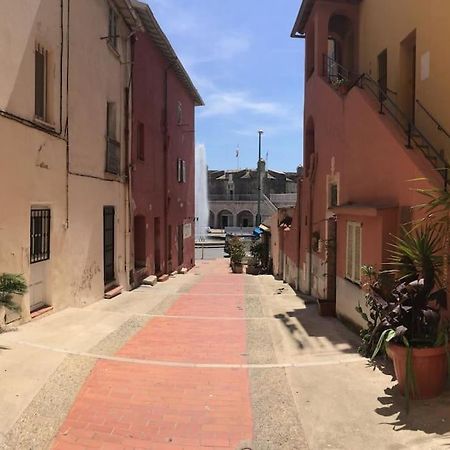 Between The Roofs Of Menton Old Town And The Sea Eksteriør billede