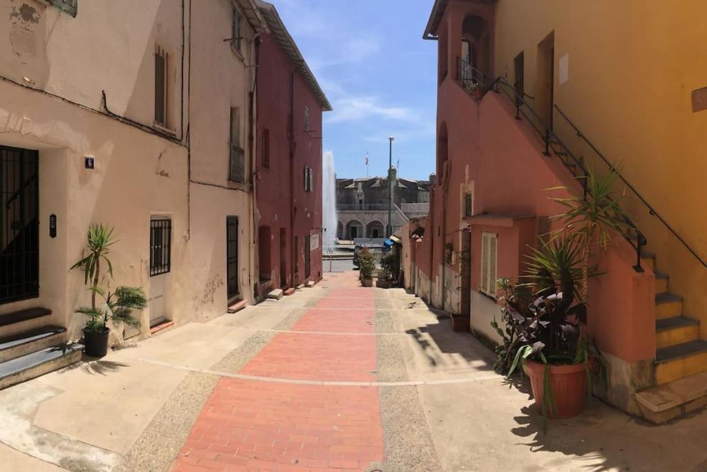 Between The Roofs Of Menton Old Town And The Sea Eksteriør billede