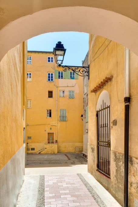 Between The Roofs Of Menton Old Town And The Sea Eksteriør billede
