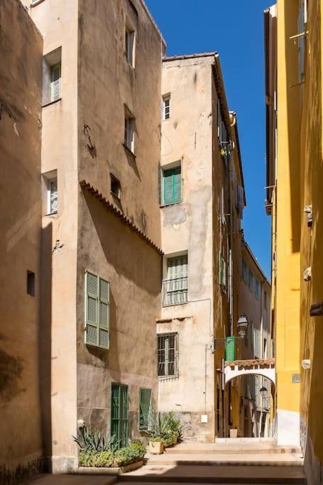 Between The Roofs Of Menton Old Town And The Sea Eksteriør billede