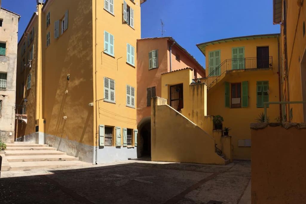 Between The Roofs Of Menton Old Town And The Sea Eksteriør billede