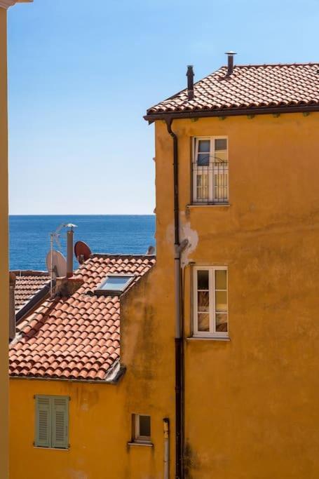 Between The Roofs Of Menton Old Town And The Sea Eksteriør billede