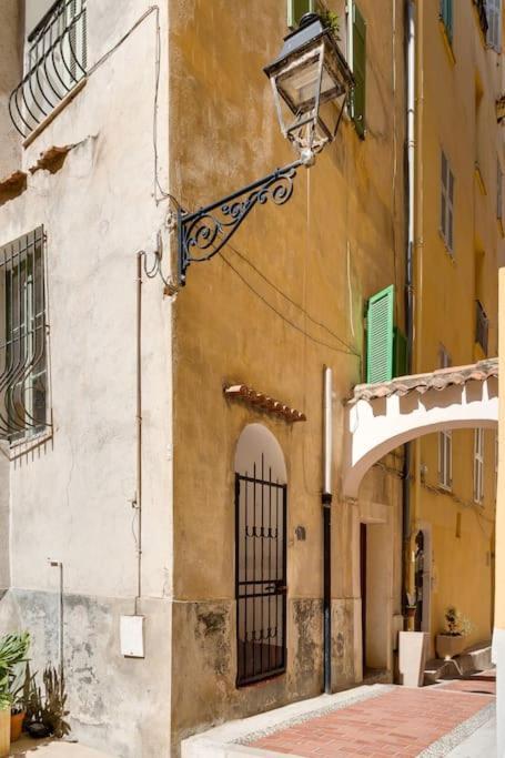 Between The Roofs Of Menton Old Town And The Sea Eksteriør billede